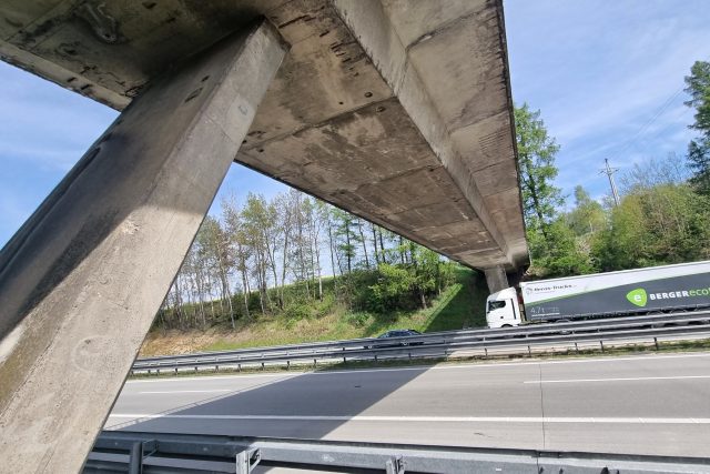 Most je ve špatném stavu a může být nebezpečný pro řidiče na D1 | foto: Daniel Zach,  Český rozhlas
