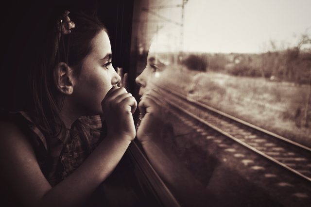Dětství,  dívka u okna  (ilustrační foto) | foto: Shutterstock