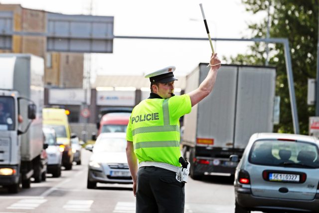 Policista řídí dopravu,  ilustrační foto | foto: Michal Klíma,  MAFRA / Profimedia