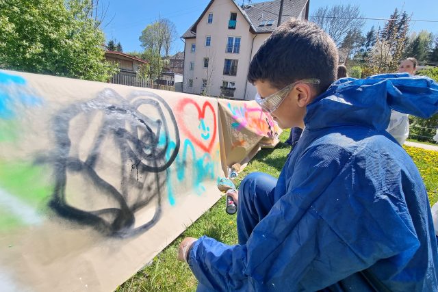 Jihlavští školáci sprejují graffiti legálně | foto: Daniel Zach,  Český rozhlas