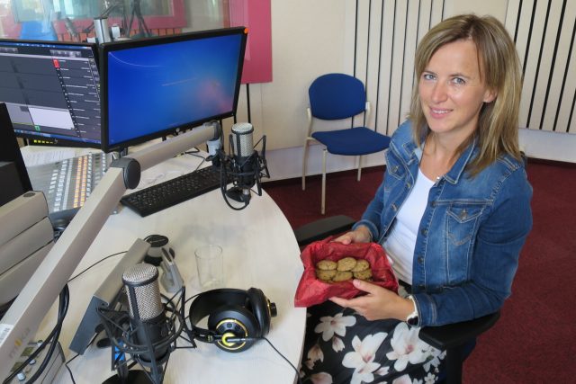 Petra Henychová ve studiu Českého rozhlasu Hradec Králové | foto: Milan Baják,  Český rozhlas