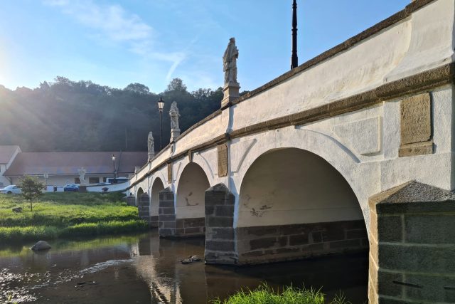 Náměšť nad Oslavou řeší,  kdo udělal chybu při rekonstrukci mostu. Necelé dva roky po opravě se z něj začíná odlupovat omítka | foto: František Jirků,  Český rozhlas