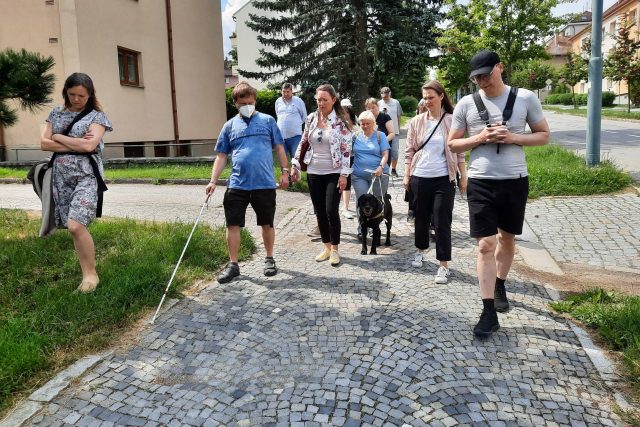 Nevidomí v Jihlavě testují chodník | foto: Patrik Salát,  Český rozhlas