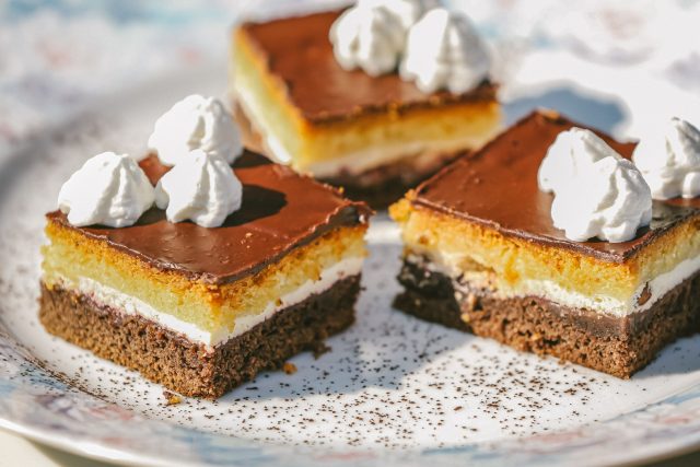 Dvoubarevné tvarohové řezy od Marie Kráčmarové skrývají pět vrstev. Budou se vám sbíhat sliny