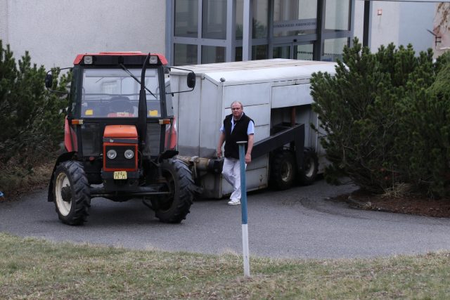Traktor rozváží obědy,  Nemocnice Pelhřimov | foto: Milan Kopecký
