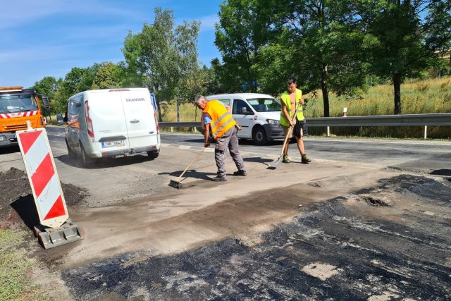 U Velkého Meziříčí silničáři pokládají novou asfaltovou vrstvu | foto: František Jirků,  Český rozhlas