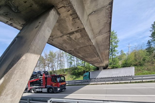 Do mostu zatéká a konstrukce koroduje | foto: Daniel Zach,  Český rozhlas