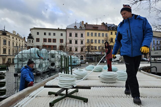 Na Masarykově náměstí v Jihlavě už se kluziště staví | foto: Veronika Vohralíková,  Český rozhlas