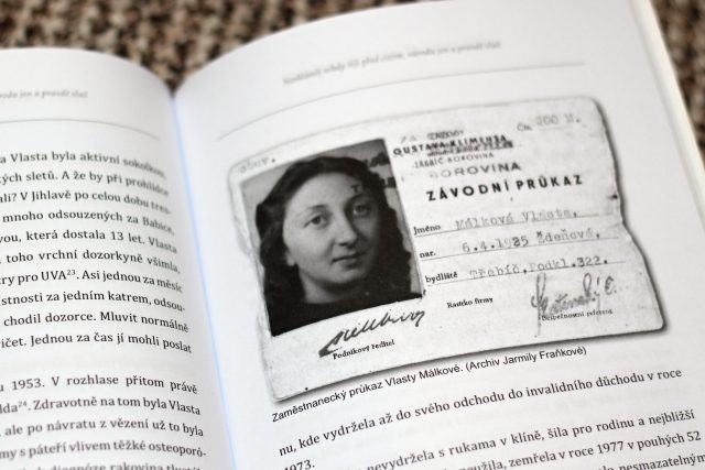 Kniha Tomáše Rohovského,  materiál o vězněné Vlastě Málkové | foto: Irena Šarounová,  Český rozhlas