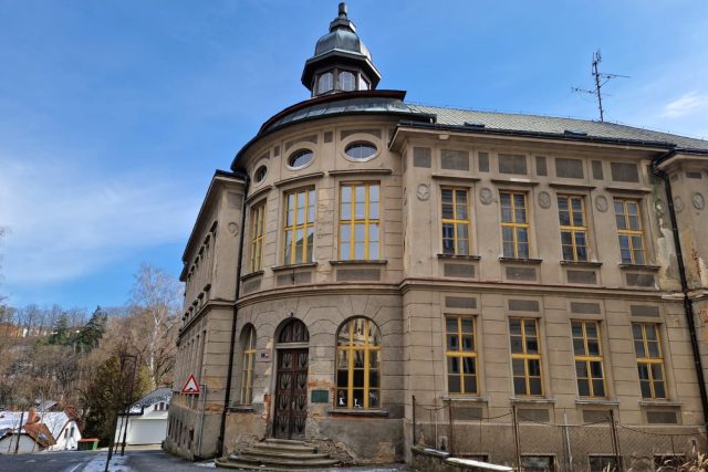 Bývalá budova obchodní akademie v Havlíčkově Brodě by mohla nově sloužit charitě | foto: Tereza Pešoutová,  Český rozhlas