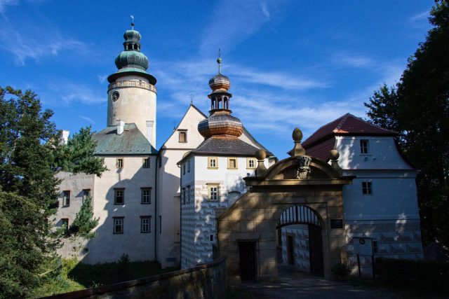 Zámek Lemberk se nachází na úpatí Lužických hor nedaleko Jablonného v Podještědí | foto: Jaroslav Hoření,  Český rozhlas