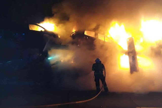 D1,  požár kamionu s auty | foto: HZS Kraj Vysočina