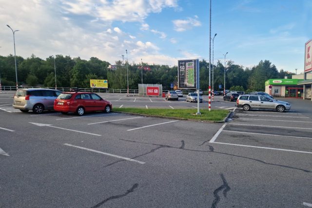 Jedním z obchodních domů,  který chce v Jihlavě dlouhodobé parkování omezit,  je Kaufland | foto: Tereza Pešoutová,  Český rozhlas