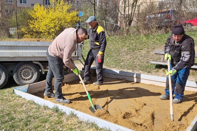 Asi 400 tun písku v pískovištích na městských hřištích v Třebíči musejí dělníci vyměnit ručně | foto: Milan Soldán,  Český rozhlas