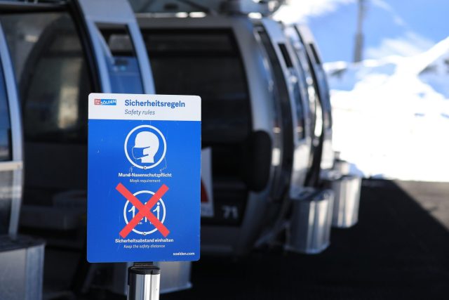 Povinnost nosit roušku nebo respirátor během Světového poháru v alpském lyžování v Rakousku | foto: Fotobanka Profimedia