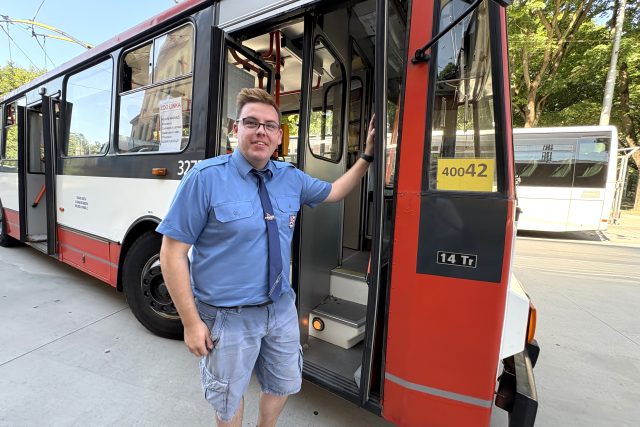 Řidič Petr Příhoda a trolejbus Škoda 14 Tr | foto: Daniel Zach,  Český rozhlas