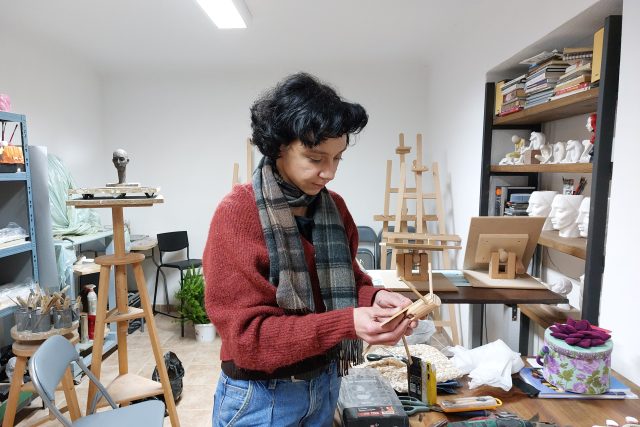 Oless Dovhoruk při tvorbě loutky | foto: Irena Šarounová,  Český rozhlas