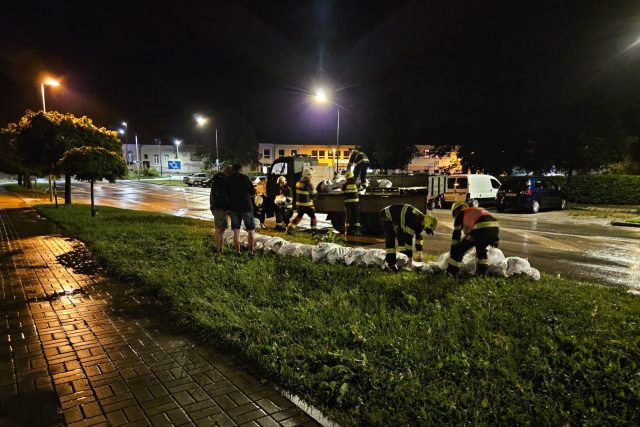 Hasiči v Humpolci ještě na některých místech během noci stavěli zátarasy z pytlů s pískem | foto: František Jirků,  Český rozhlas