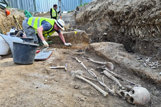 Archeologové už našli několik kosterních ostatků | foto: František Jirků,  Český rozhlas