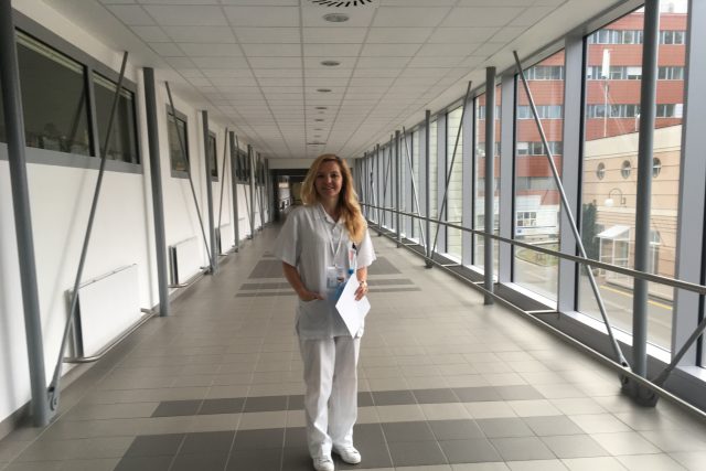 Podle Evy Brichtové je pro neurochirurgii důležité umět se koncentrovat a rychle rozhodovat | foto: Zdeňka Trachtová,  Český rozhlas