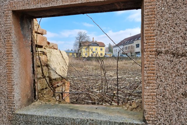 Na pozemku po zbouraném bývalém hotelu Na Růžku v Telči se po pěti letech objevili dělníci | foto: Daniel Zach,  Český rozhlas