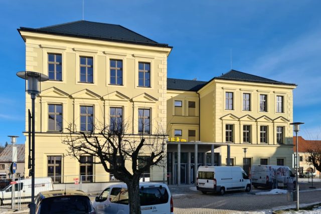 Rekonstrukce bývalé školy na náměstí v Třešti by měla být hotová do dvou týdnů | foto: František Jirků,  Český rozhlas