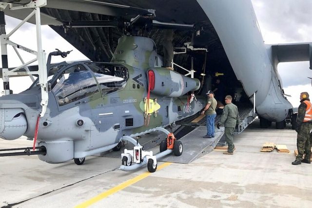 Bojový vrtulník AH-1Z Viper při vykládání v Náměšti nad Oslavou | foto: Kapitánka Jindřiška Budiková,  Armáda ČR