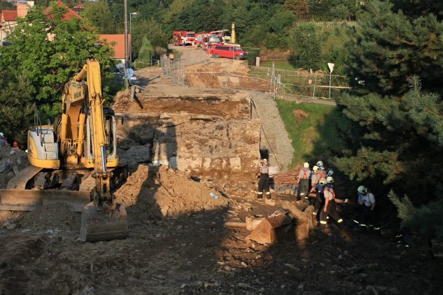 Most se ve Vilémově zřítil během oprav v září 2014. V jeho troskách zahynuli čtyři dělníci,  další dva byli zraněni. | foto: Fotobanka Profimedia