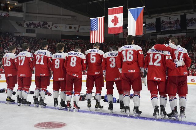Čeští hokejisté do 20 let vybojovali medaili ze světového šampionátu po dlouhých 18 letech | foto: Darren Calabrese,  AP / ČTK