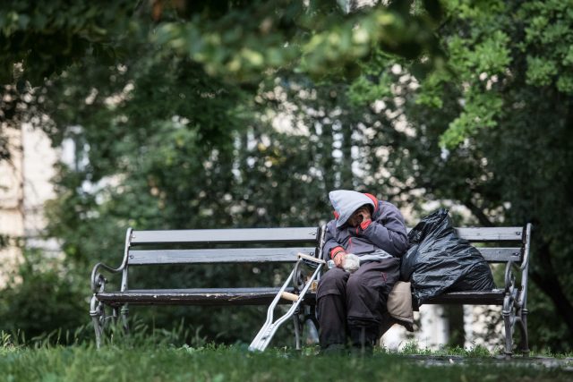 bezdomovec na Hlavním nádraží. | foto: René Volfík,  iROZHLAS.cz