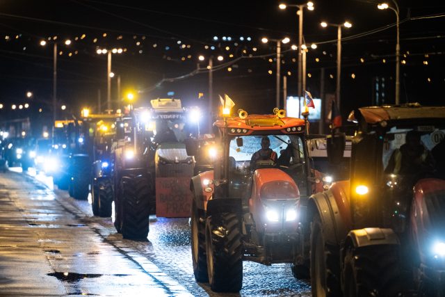 Traktory se po Hlávkově mostě blíží k Ministerstvu zemědělství ČR | foto: René Volfík,  iROZHLAS.cz