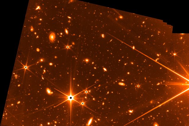 Webbův senzor FGS  (Fine Guidance Sensor) nedávno zachytil pohled na hvězdy a galaxie,  který poskytuje lákavý pohled na to,  co odhalí v budoucnu vědecké přístroje dalekohledu. | foto: Vesmírný teleskop Jamese Webba,  NASA