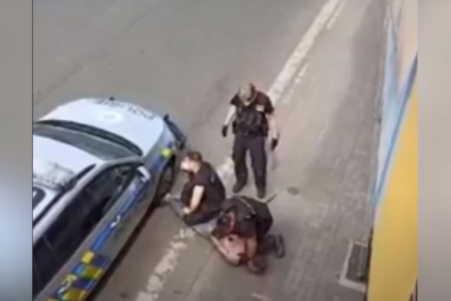 Video ze zásahu policistů v Teplicích se objevilo i na sociálních sítích | foto: Reprofoto Romea