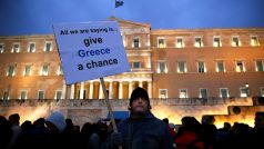 „Říkáme jen, dejte Řecku šanci,“ stojí na transparentu muže na provládní demonstraci v únoru 2015